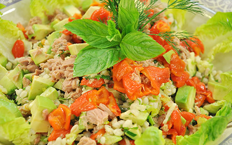 avakado soslu ton balık salatası